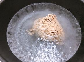 锅里烧水，水滚开后放入荞麦面划散