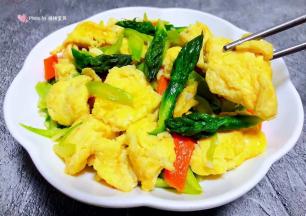 鸡蛋入口香浓混搭着笋尖独有的清香别有一番滋味