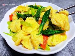 鸡蛋入口香浓混搭着笋尖独有的清香别有一番滋味
