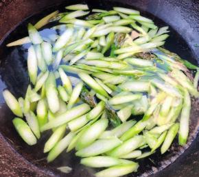 锅中烧开水放入芦笋片焯水断生即可时间不宜过长哦