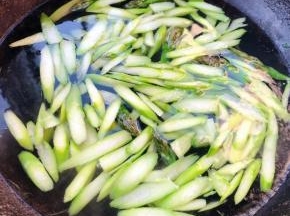 锅中烧开水放入芦笋片焯水断生即可时间不宜过长哦