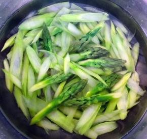 焯好水的芦笋立即放入冷水中过凉冲洗干净沥干水份备用