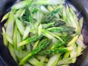 焯好水的芦笋立即放入冷水中过凉冲洗干净沥干水份备用