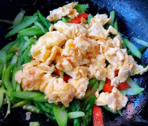 放入提前炒好的鸡蛋改中火翻炒