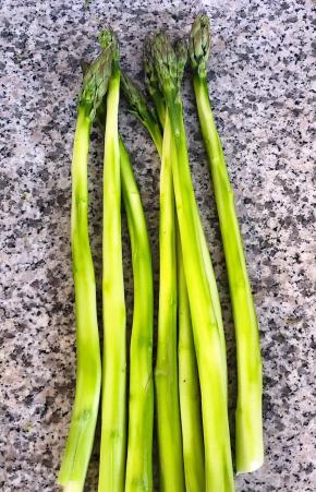 新鲜的芦笋去皮切断根部洗净备用