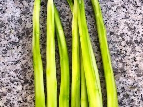 新鲜的芦笋去皮切断根部洗净备用