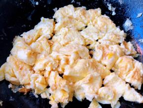 锅中倒入底油加热倒入打散的蛋液炒至八成熟先盛出备用