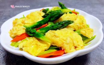 美味可口的笋尖炒鸡蛋装入盘中就大功告成了