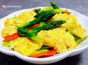 美味可口的笋尖炒鸡蛋装入盘中就大功告成了