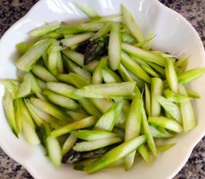 芦笋斜刀切成片状