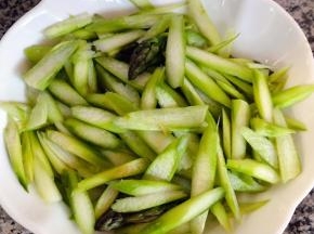 芦笋斜刀切成片状