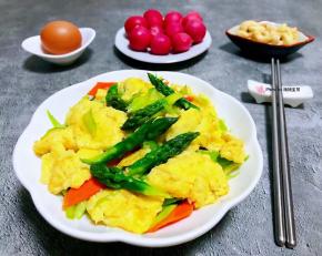 鸡蛋和坚果、小水果是每天必不可少的营养噢