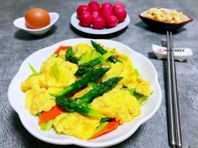 鸡蛋和坚果、小水果是每天必不可少的营养噢