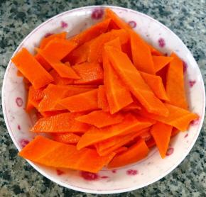 胡萝卜同样去皮洗净切成马蹄片放入开水中烫一下后立即捞出放入冷水中过凉再沥干水