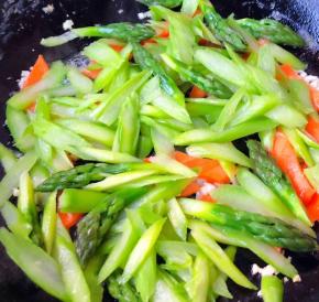 放入芦笋大火快速翻炒