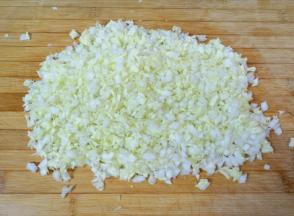 白菜洗干净切碎。 