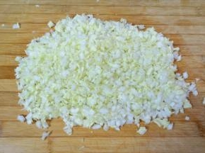 白菜洗干净切碎。 