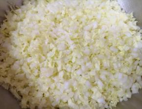 放入盆里，撒一勺盐搅拌均匀，静置15分钟左右至出水。 