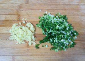 小葱和生姜洗干净切碎。 