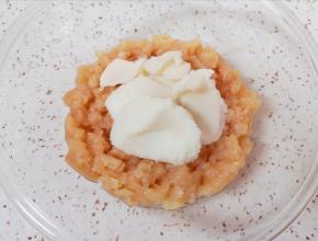 鸡脯肉洗干净切成小块，绞成肉馅放入盆里，加入猪油顺着一个方向搅拌，让鸡肉馅和猪油充分的融合。