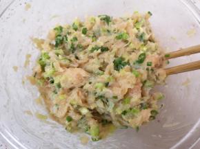 加入葱姜碎搅拌均匀，搅拌好的肉馅静置一会儿。 