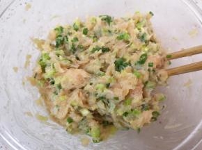 加入葱姜碎搅拌均匀，搅拌好的肉馅静置一会儿。 