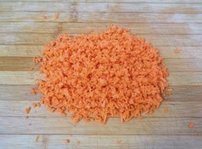 胡萝卜洗干净先用擦丝器擦成细丝，再剁成碎末。 