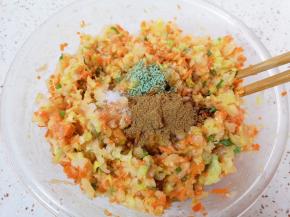 放香料油、原味鲜酱油、老抽、盐、蔬之鲜和十三香。 