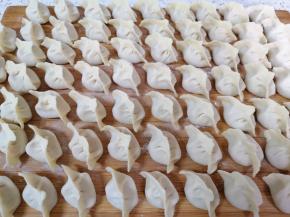 准备好饺子皮，包成自己喜欢的形状。 