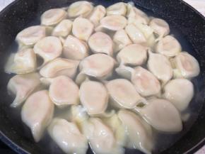 锅内放水烧开，下入饺子煮熟。 