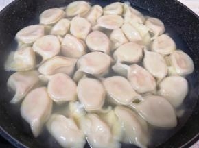 锅内放水烧开，下入饺子煮熟。 