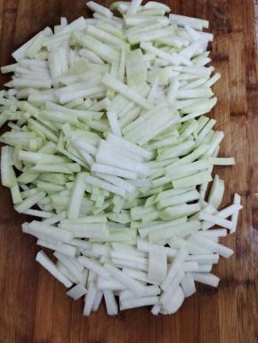 白萝卜削皮洗净，切成条状！（也可以根据自己的喜好切成块或者片哦！）