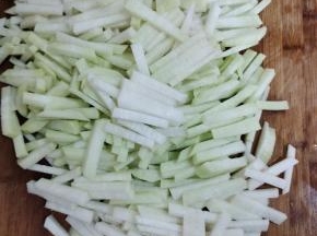 白萝卜削皮洗净，切成条状！（也可以根据自己的喜好切成块或者片哦！）