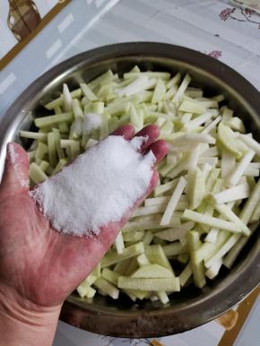 放入适量的盐！（盐的比例是比平时炒菜放的盐稍微多一点就可以了！我这里放了6勺！）