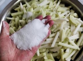 放入适量的盐！（盐的比例是比平时炒菜放的盐稍微多一点就可以了！我这里放了6勺！）