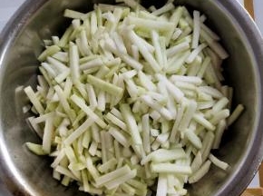 用手揉搓均匀！