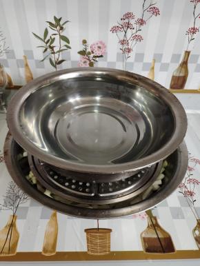 放一个蒸屉在盆里，再把重物压在萝卜条上！腌制三个小时或者一晚上！