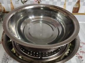 放一个蒸屉在盆里，再把重物压在萝卜条上！腌制三个小时或者一晚上！