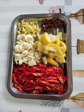 小米辣切成块，蒜瓣切成片，柠檬切成小块，生姜切成小丁，花椒1勺左右就可以了！