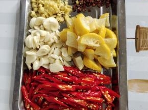 小米辣切成块，蒜瓣切成片，柠檬切成小块，生姜切成小丁，花椒1勺左右就可以了！