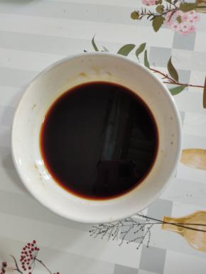 碗中放入一大勺香醋，两大勺味极鲜，一大勺蚝油，一勺老抽，一勺蜂蜜，一勺白糖搅拌均匀调成料汁儿！