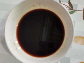 碗中放入一大勺香醋，两大勺味极鲜，一大勺蚝油，一勺老抽，一勺蜂蜜，一勺白糖搅拌均匀调成料汁儿！