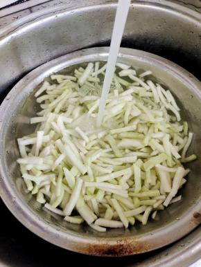 腌制好的萝卜条用水冲洗一下，以免太咸！