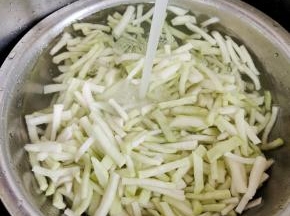 腌制好的萝卜条用水冲洗一下，以免太咸！