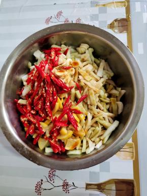 放入小米辣，蒜瓣，生姜，柠檬和花椒。再倒入调好的料汁儿！