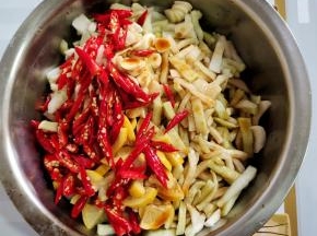 放入小米辣，蒜瓣，生姜，柠檬和花椒。再倒入调好的料汁儿！