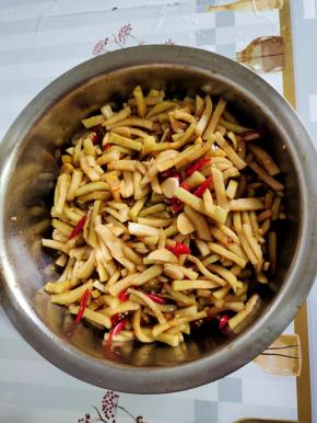 戴上一次性手套，翻拌均匀！