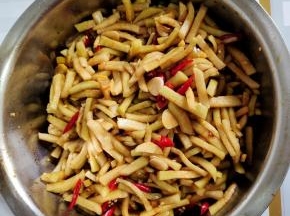 戴上一次性手套，翻拌均匀！