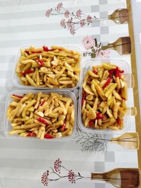 装入无油无水的容器中！我直接装在一次性打包盒里。这样拿取也方便！