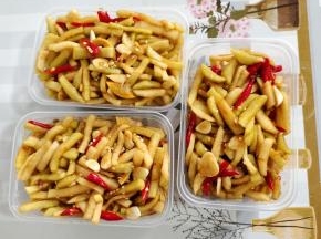 装入无油无水的容器中！我直接装在一次性打包盒里。这样拿取也方便！